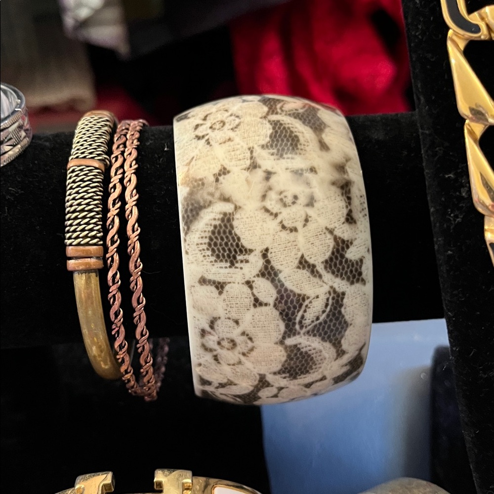 All wearable vintage to now jewelry lot, 0228A - Picture 4 of 15